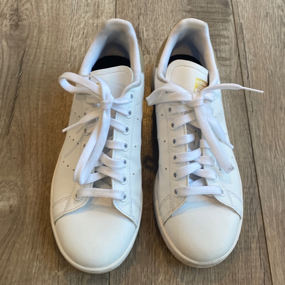 STAN SMITH ADIDAS SZ 6.5 WOMENS IN NEAR NEW COND